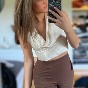 Satin-topp - Pärlfärgad satin-topp från Zara, öppen rygg. Reglerbar i nacken & ryggen💗