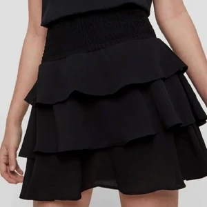 Volang kjol - Säljer min fina svarta volang kjol💛Kjolen är köpt ifrån Vera Moda. Kjolen är i storlek M och är väldigt stretchig!!!⭐️🤩 fint skick!!