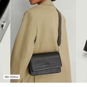Väska från NAKED✨ - Helt oandvänd svart supersnygg axelväska från NA-KD!! På hemsidan är priset 400kr men jag säljer den för 250kr💞💞 (pris kan alltid diskuteras)