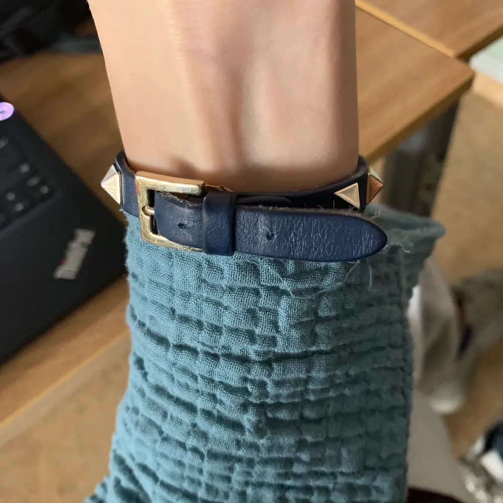 Säljer mitt slutsålda marinblåa valentino armband som har lite slitningar vid spännet, därav det billiga priset❤️‍🔥låda och påse medföljer😊. Accessoarer.