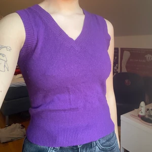 Snygg väst - Jättefin och skön lila väst från H&M med nice passform! Märkt som XS men funkar som S också egentligen. Frakt inkluderat i priset.