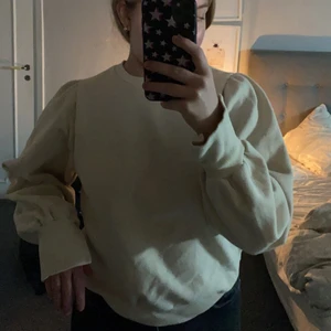 tröja med slitsärmar - Säljer denna snygga tröja med långa ärmar och slits som går över händerna! Storlek  Xs men stor i storleken💗