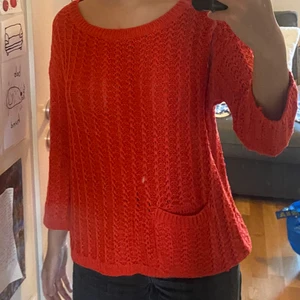 Snygg stickad tröja - Cool och skön stickad tröja från Vero Moda, har en ficka i fram. I jättefint skick, säljes pga kommer ej till användning. Märkt som M men skulle säga S. Frakt inkluderat i priset 