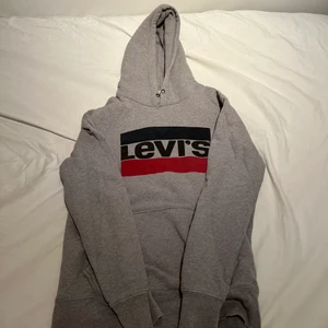 Levis hoodie  - Grå hoodie från Levis väl använd, sören saknas storlek S
