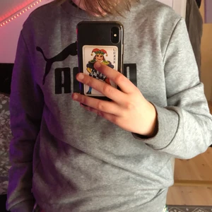 Puma tröja - Säljer en grå Puma tröja och knappt använd                                   Köpt på Intersport om jag inte har fel                  Tröjan är i storlek S och passar bra                      Köparen står för frakt:)                                                Skriv privat om ni undrar något:)🚀