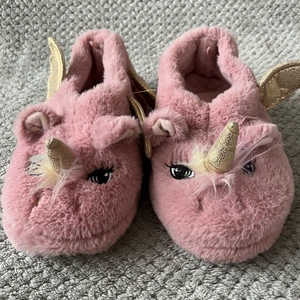 Mjukis tofflor, Unikorn 🦄 - Rosa fluffiga mjukis tofflor till bra pris!🦄Lite sömar som sticker ut men inget man tänker på🦄