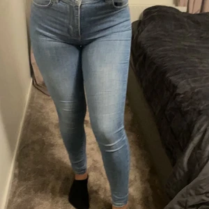 Blåa jeans  - Ett par tighta blåa jeans ifrån bikbok.