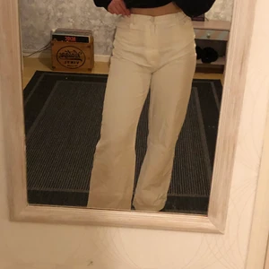 Bershka wide jeans - Vita utsvängda jeans med hög midja i storlek 34 från bershka. Nypris: 500kr. Använda fåtal gånger. Jeansen är även uppsydda någon centimeter. OBS! Jeansen på bilden är i strl 38, så ej dessa som säljes, men ett par identiska i annan storlek. Köparen står för frakt men pris kan diskuteras. Kontakta för mer information :)