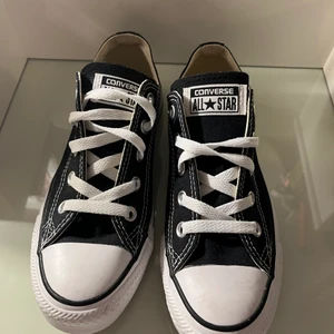 Låga Converse  - Låga svarta Converse! Aldrig använda