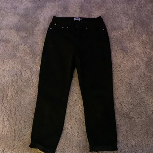 Lager 157 jeans strl S - Nu säljer jag mina fina svarta jeans från lager 157! Använda ca 2 gånger men för stora för mig tyvärr… Raka jeans i storlek S och väldigt sköna! Om du gillar raka jeans så är detta något för dig! Otrolig fina💞🦋 Matchar till vad som 