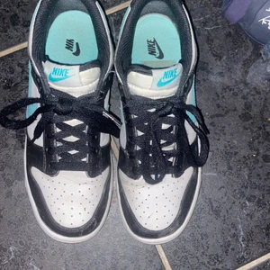 Nike Dunk Low Tiffany - La upp en annons tidigare men skrev inte så mycket information därför gör jag en ny. Dessa e Dunk low tiffany som inte e så vanliga. Köptes på restocks i somras och har använts en del därför ligger priset så lågt (original pris 1,3) Som ni kanske ser på bilderna så e dem smutsiga men det kan jag lösa om så vills. Skorna i sig e väldigt sköna och gillar dem men nu kommer dem inte till användning och dem e för små för mig. Om ni är intresserade skriv gärna. OBS pris kan diskuteras