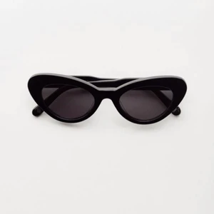 Chimi x Sundae school  - Jag säljer de populära Chimi glasögonen Sundae school. De är aldrig använda så i fantastiskt skick. Dessutom ingår fodral och lite tillbehör (allt ni ser i bild 2)