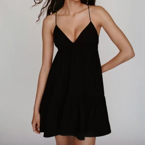 Klänning  - Säljer denna fina klänningen från Zara, helt slutsåld 🌼 endast använd 1 gång så som ny 