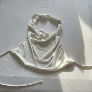 Vit Top - Vit top, köpt seconed hand så vet inte vilket märke eller storlek. Skulle dock säga S/36/38 Inga bud, säljer till första som matchar pris! ❤️❤️