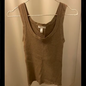 H&m brunt linne - Brunt linne från h&m💫 superfin och i jättebra skick men använder inte längre. Storlek xs men passa allt från xs-m💞