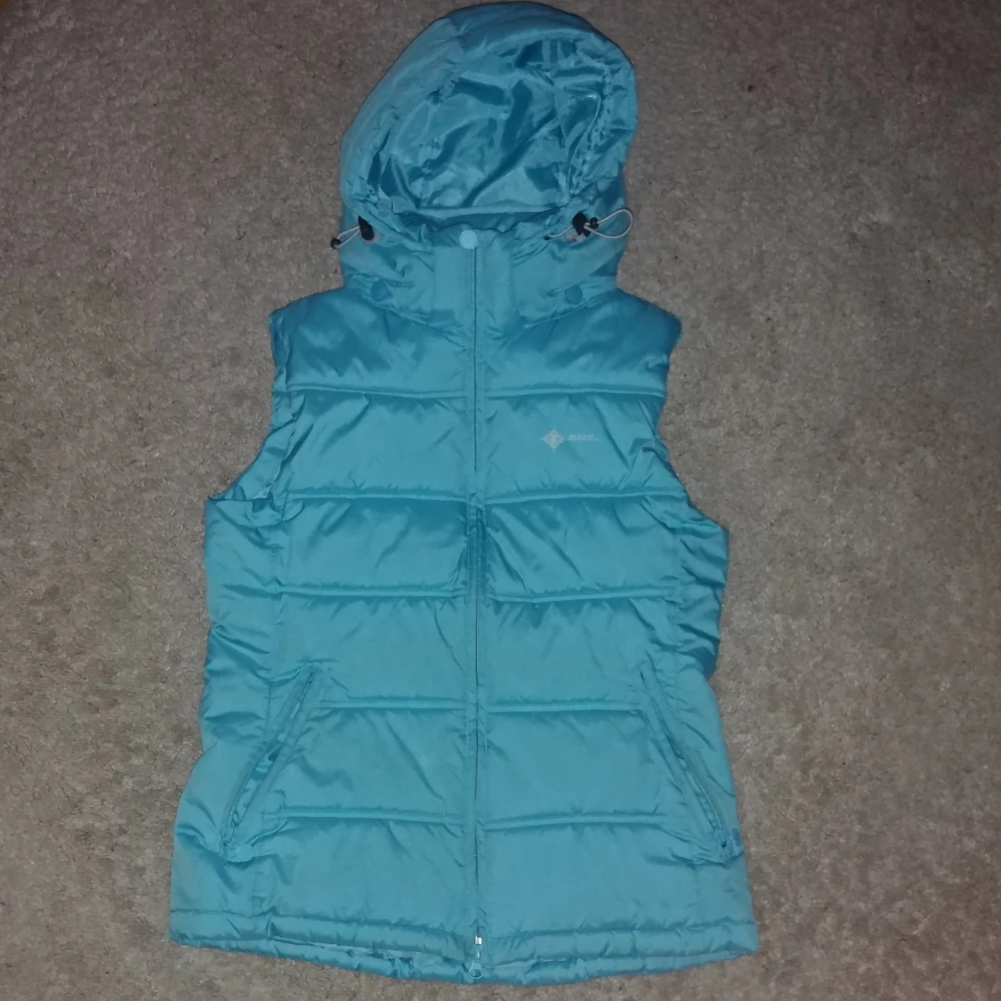 Ljusblå puffer vest