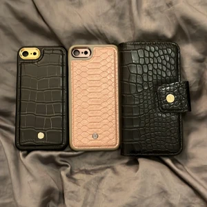 Två mobilskal o ett kort skal  - Två magnetiska skal som passar till ett mobilskal som man kan ha kort i! Finns ingen kamera på mobilskalet. Men man kan separera skalen! funkar super enkelt och bra! Älskar dom! 