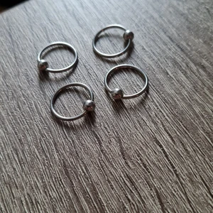 Piercing  - 4 stycken ringpiercing i kirurgisk stål med kula. Aldrig använda. 20 kr st. OBS endast 2 kvar.