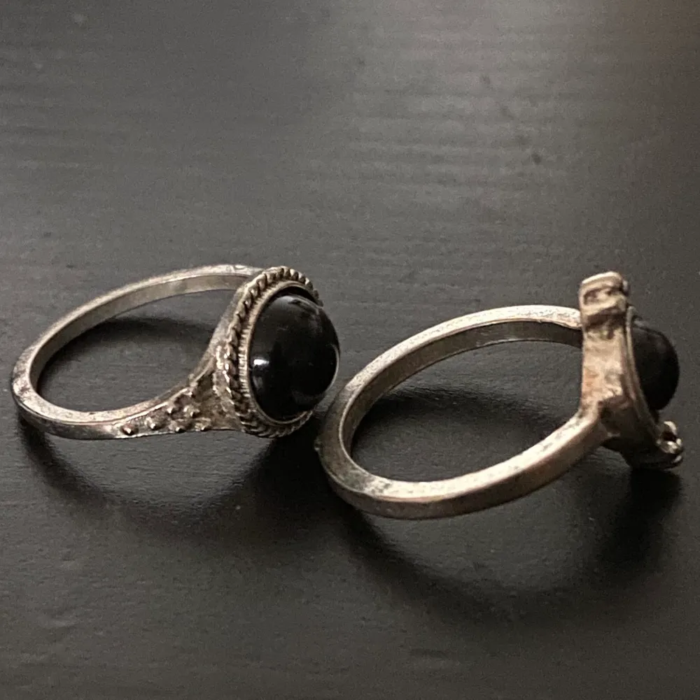 Silverringar med svarta ”pärlor” och fina detaljer. 25 kr/styck båda för 45! Vänstra ringen är såld‼️. Accessoarer.