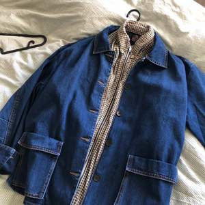 Brand new vintage style denim jacket. L size. Length:64 cm, chest: 110 cm, shoulder:51 cm.