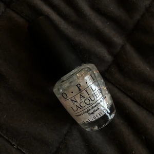 Nagellack  - Vitt glittrigt nagellack! Använd typ 2 ggr, annars oanvänd.