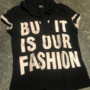 Svart tröja med rosa text xs - Svart tröja urringning med rosa text ur snygg o cool. Har krage och är verkligen fin. In köp i Göteborg.