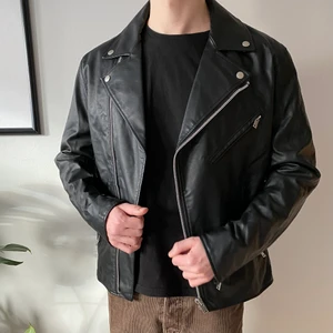 ”Skinn”-jacka strl M - Svart fakeskinn-jacka från Uniqlo i strl M. Använd fåtal gånger. Nyskick.