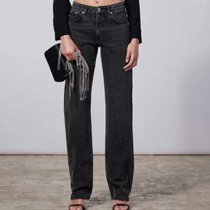 Zara’s slutsålda mid waist jeans i storlek 40. liten i storleken!
