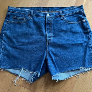 Levis 501 shorts, strl. 35”  - Levi’s 501 shorts från deras plussize avdelning. Mellanblå, strl. 35”. Säljes då det blivit för stora. Har ett par hål på insidan av linningen men ingenting som varken syns utifrån eller påverkar dess funktion. Superfina och använda ca 3 gånger. Ordinariepris: 549:-