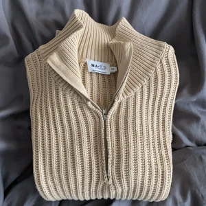 Half zip - Half zip från nakd. Använd Max tre gånger, alltså i fint skick!! Oversized modell, är i storlek xxs men skulle säga att den är som en S i storlek. Nypris 349kr. Frakt 66kr tillkommer💜💜