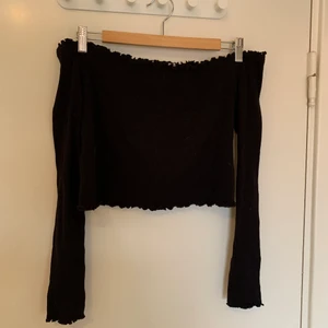 Offshoulder topp - Jättefin topp från h&m med offshoulder. Sparsamt använd så den är i väldigt fint skick. Den har nån gummi runtom som gör att den sitter på plats❤️ skriv för mer bilder 