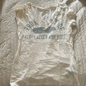 vintage ralph lauren - ralph lauren tröja köpt runt 2012. jättebra skick. "fläckarna" är en del av designen
