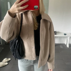 Jacka från nakd  - Säljer denna helt oanvänd jacka från nakd med prislapp kvar, som är helt slutsåld. Jackan är i strl 36❤️❤️köpt för 699