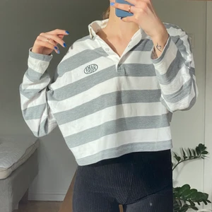 Långärmad tröja med krage - Lngärmad tröja med krage som sitter både bekvämt och riktigt snyggt 💙 storlek L (men är själv en storlek S/M) 