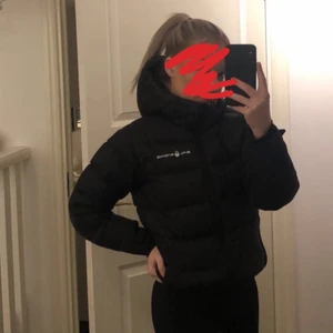 Sail racing jacka nyskick ! - Superfin och skön sailracing jacka, knappt använd så den är i nyskick ! Priset kan diskuteras vid snabb affär ! 💞 Nypris 2799 !