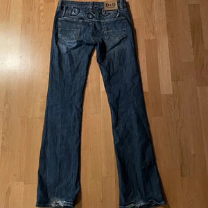 DG JEANS - skitsnygga DG (inte säker på iaf det är äkta eller inte) jeans som inte kommer till användning pga för stora. Jeansen köptes ganska dyrt vintage. Man ser passformen på sista bilden man kan skicka bättre bilder iaf det önskas. Jag är 173 och de är ganska bra längd på mig med den hade passar någon kortare också. Jeansen passar en stel 25-27 skulle jag säga med det är ganska stretchiga skulle jag säga.  
