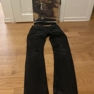 Dondup jeans stl: 28 skinny fit  - DONDUP jeans stl: 28 upptill med modell skinny fit.                                               Använda i gott skick med endast en litet större hål än från original som man ser på bilden.                               Nypris: 2700 kr. Köpta på United fashion inne i Göteborg. Även påsen tillkommer.                                                            Finns att hämta i Askim.