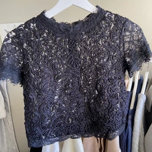 Spetstopp - Jätte snygg spetstopp med dragkedja i ryggen, perfekt till fest och till vardags med ett linne eller bh under! Köpte den här på plick men kommer inte längre till användning!☺️