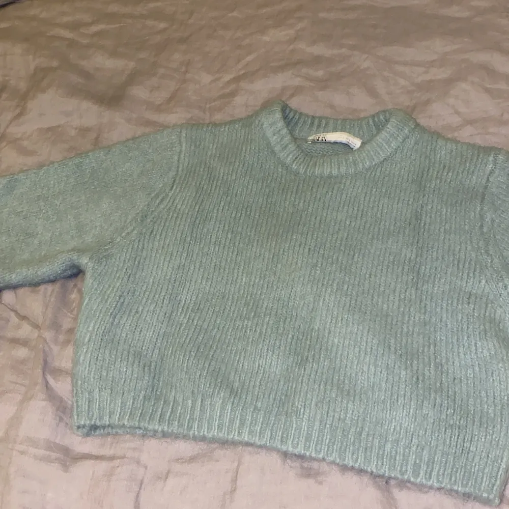 Grön/blå stickad tröja från zara. Säljer för att den inte kommer till användning. Den är väldigt skön och bekväm. Använt ca 3 gånger. Säljer den väldigt billigt för att jag vill bli av med den. Frakt återkommer💚💙. Tröjor & Koftor.