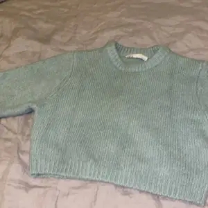 Grön/blå stickad tröja från zara. Säljer för att den inte kommer till användning. Den är väldigt skön och bekväm. Använt ca 3 gånger. Säljer den väldigt billigt för att jag vill bli av med den. Frakt återkommer💚💙