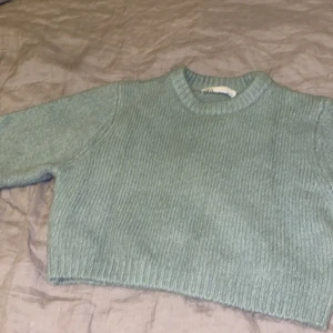 Stickad grön tröja  - Grön/blå stickad tröja från zara. Säljer för att den inte kommer till användning. Den är väldigt skön och bekväm. Använt ca 3 gånger. Säljer den väldigt billigt för att jag vill bli av med den. Frakt återkommer💚💙