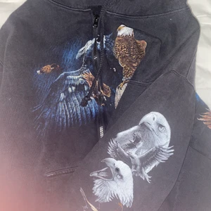 Zip up - Jätte snygg zip up med örnar som är köpt på beyond retro för 500kr. Endast testad men annars aldrig använd❤️❤️