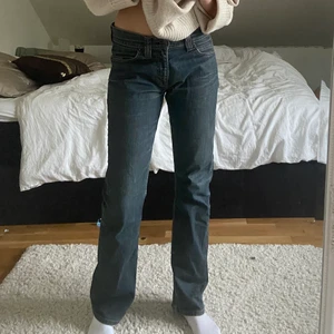 Levis jeans 506 - Skitsnygga Levis 506 i väldigt bra skick! De är lågmidjade och raka i modellen. Passar mig bra som är 180 cm.  W31 L34 💗