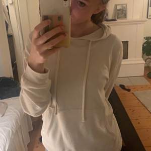 Stickad beige hoodie köpt på Lindex för någon månad sen, liknar de från soft goat🌿