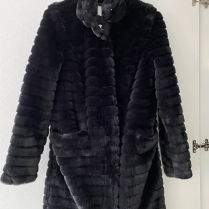 Pälsjacka - Pälsjacka i svart färg. Använd fåtal gg. Strl s