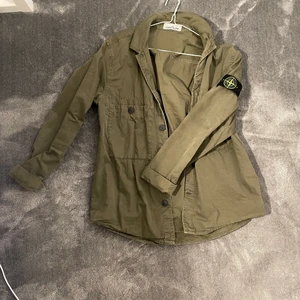 Stone Island jacket - Storlek M,  använd 2 gånger. Köptes för 4000