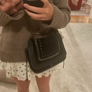 Väska!! - Säljer en så fin väska från zara som jag inte använt på länge!! Du kan ha den på två sätt som du ser på bilderna!! Kedjan är lite rostig men annars ser den ut som när jag köpte den💖💖