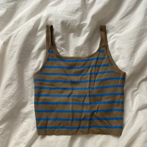 Randig topp - Fint linne som ändast är testad och nu bara ligger i garderoben❤️ köpte för 1 år sen från zara