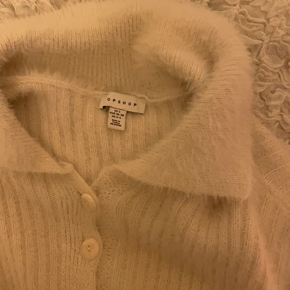 Säljer nu denna superfina tröja från Topshop, då den inte kommer till användning💕 Den är i storlek S, pris från 220! Hör av er vid frågor🥰 Köparen står för frakten!. Tröjor & Koftor.