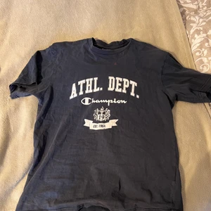 Champion T-shirt  - Köpt second hand, har några små blekta fläckar. Köpare står för frakt. Storlek L men passar mer S 